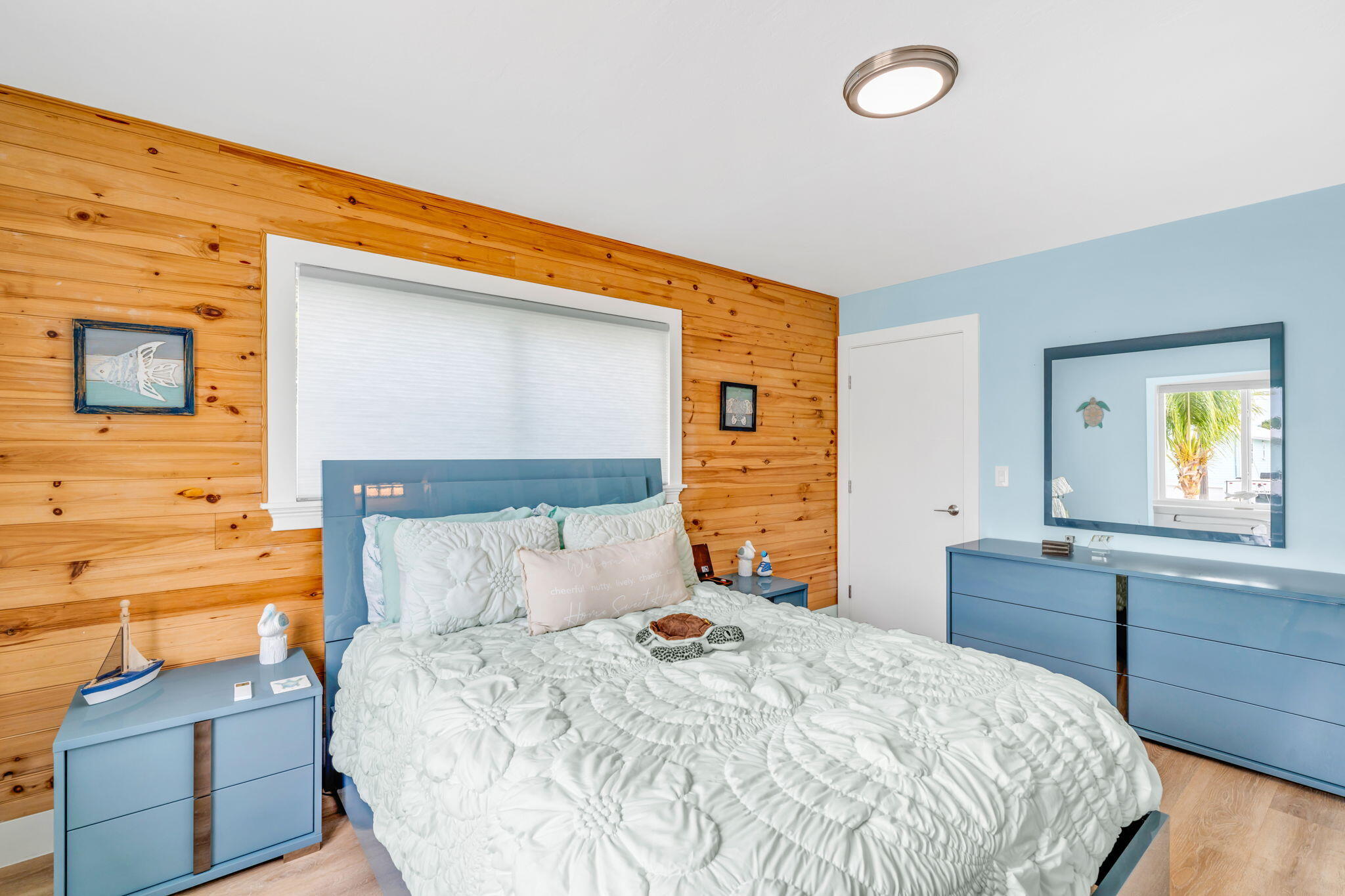 28538 John Silver Road Summerland Key, FL 33042 - Photo 21 of 45 a bedroom with a bed and a desk