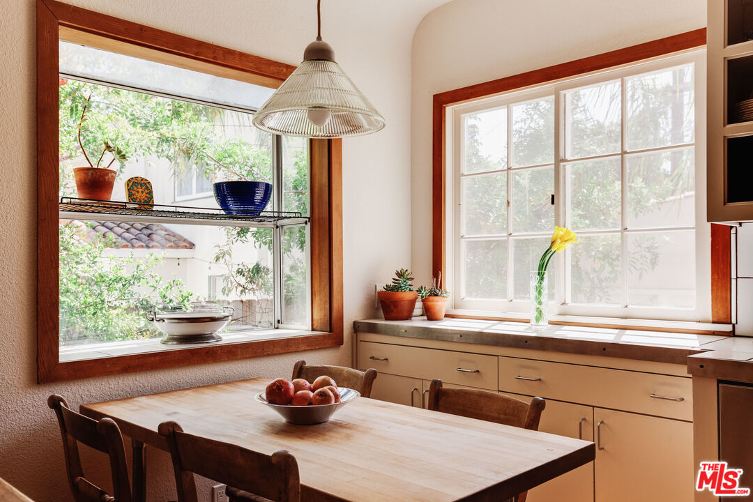 9018 Elevado Avenue West Hollywood, CA 90069 - Photo 13 of 32