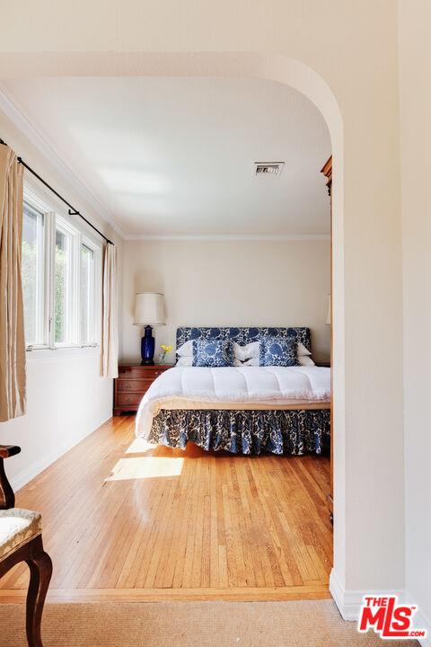 9018 Elevado Avenue West Hollywood, CA 90069 - Photo 16 of 32 a spacious bedroom with a bed and window