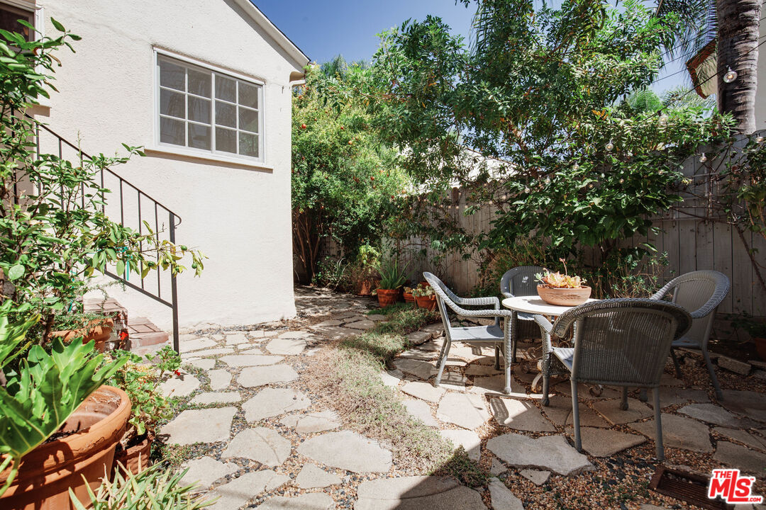 9018 Elevado Avenue West Hollywood, CA 90069 - Photo 25 of 32 a backyard of a house with table and chairs