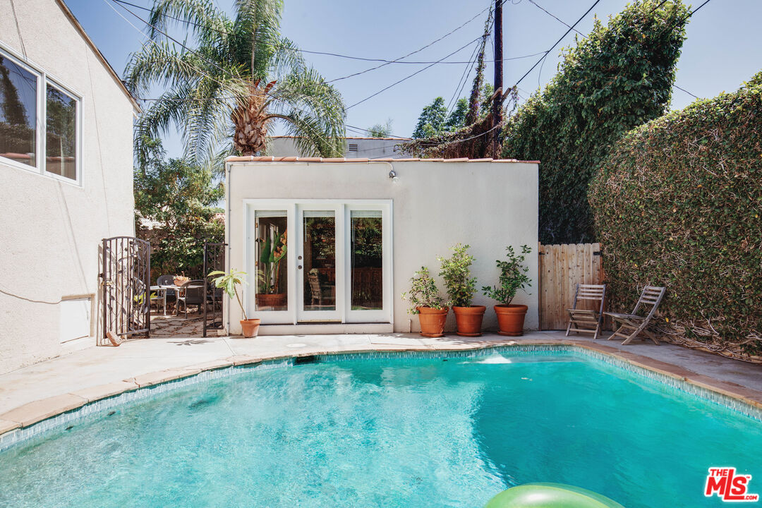 9018 Elevado Avenue West Hollywood, CA 90069 - Photo 30 of 32 a view of a house with sitting area and garden