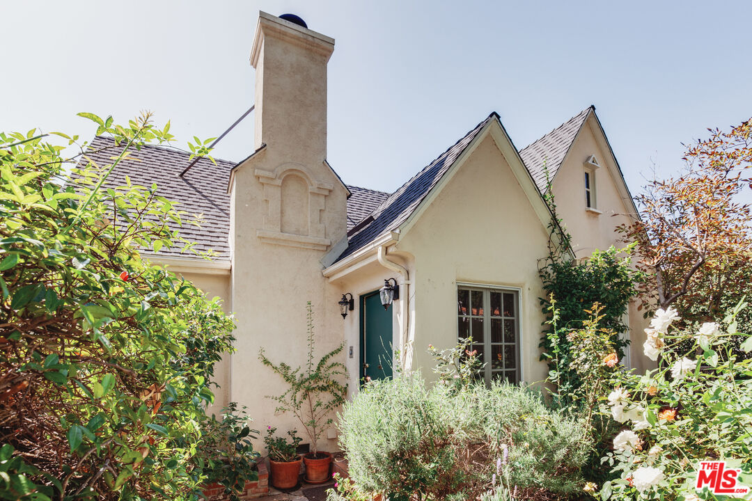 9018 Elevado Avenue West Hollywood, CA 90069 - Photo 4 of 32 front view of a house with a yard