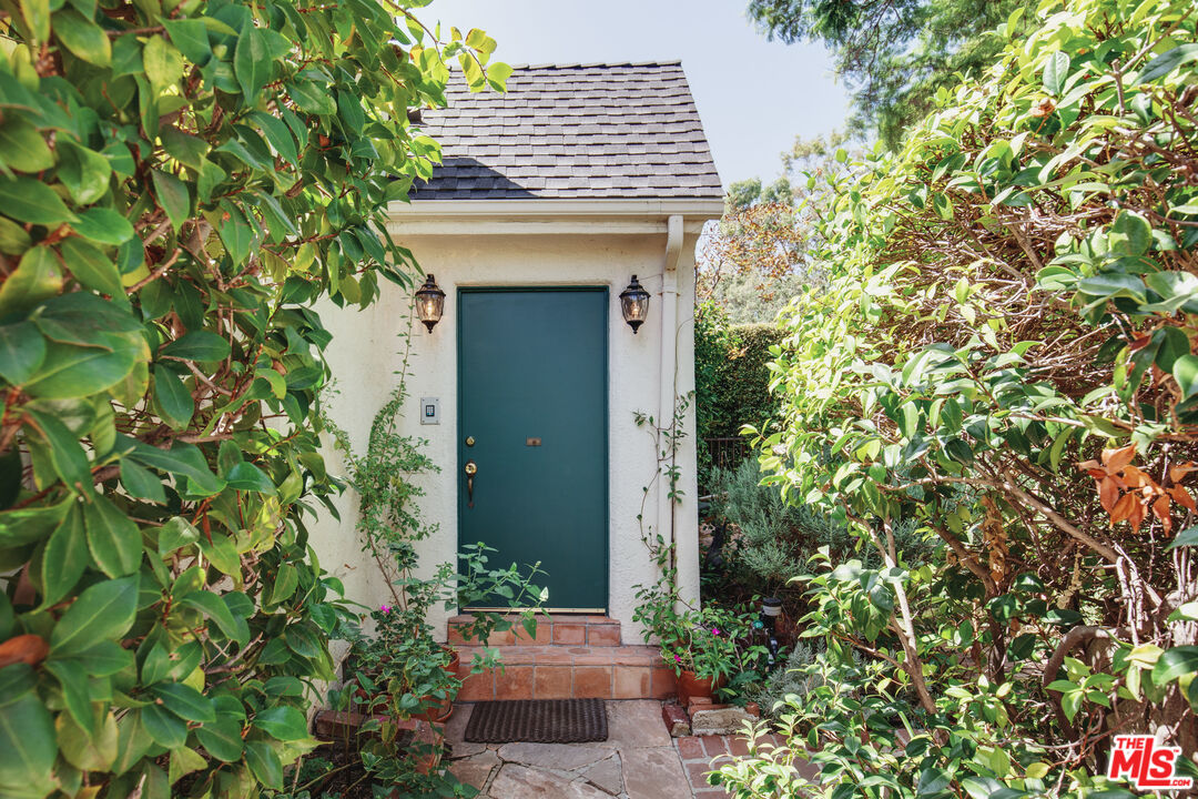 9018 Elevado Avenue West Hollywood, CA 90069 - Photo 5 of 32