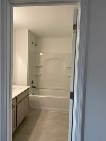 $2,800 | 302 Kingsport Drive, Unit 302, South Elgin, IL 60177