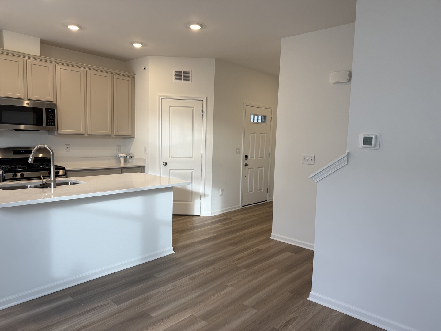 302 Kingsport Drive, Unit 302 South Elgin, IL 60177 - Photo 3 of 29