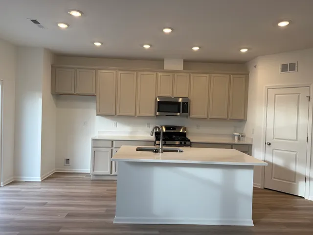 $2,800 | 302 Kingsport Drive, Unit 302, South Elgin, IL 60177