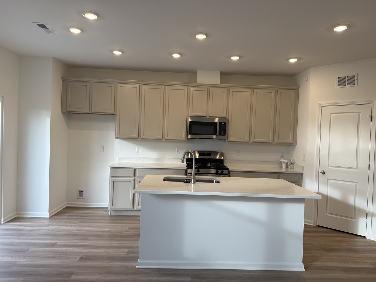 302 Kingsport Drive, Unit 302 South Elgin, IL 60177 - Photo 4 of 29