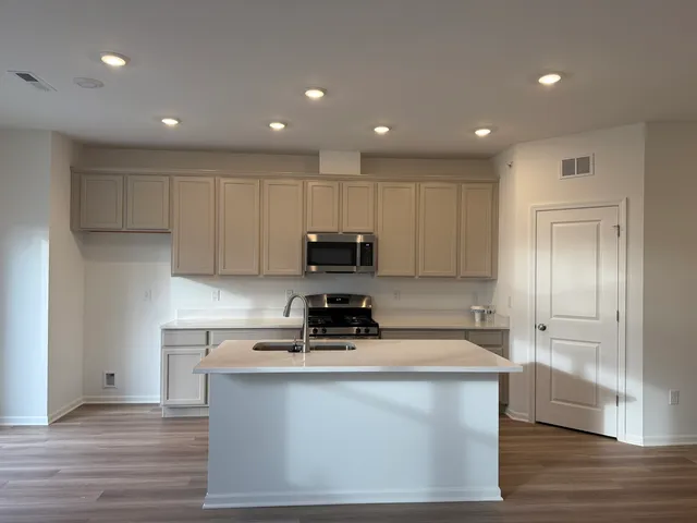 $2,800 | 302 Kingsport Drive, Unit 302, South Elgin, IL 60177