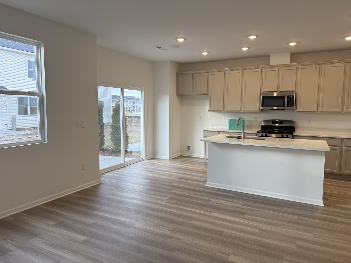 302 Kingsport Drive, Unit 302 South Elgin, IL 60177 - Photo 6 of 29