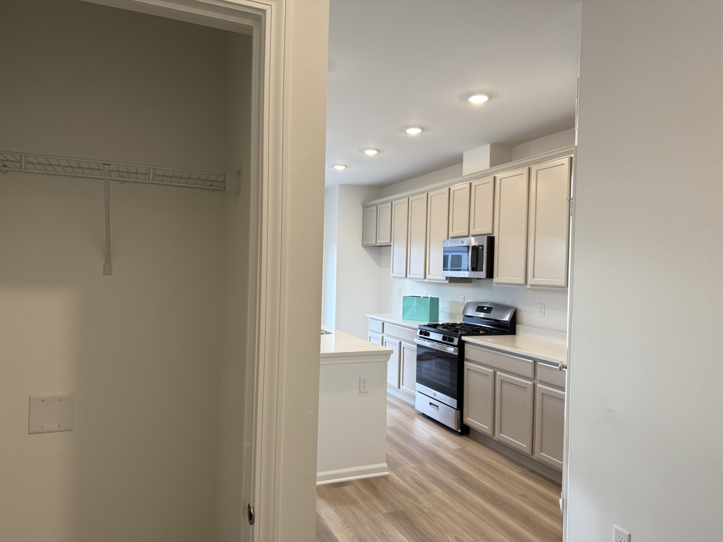 302 Kingsport Drive, Unit 302 South Elgin, IL 60177 - Photo 8 of 29