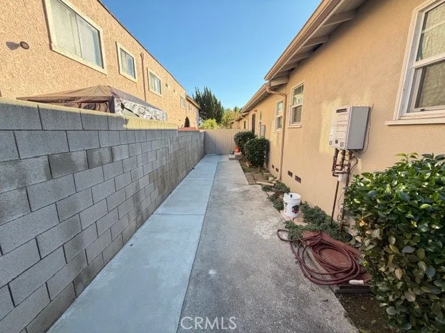 a view of a pathway along the building