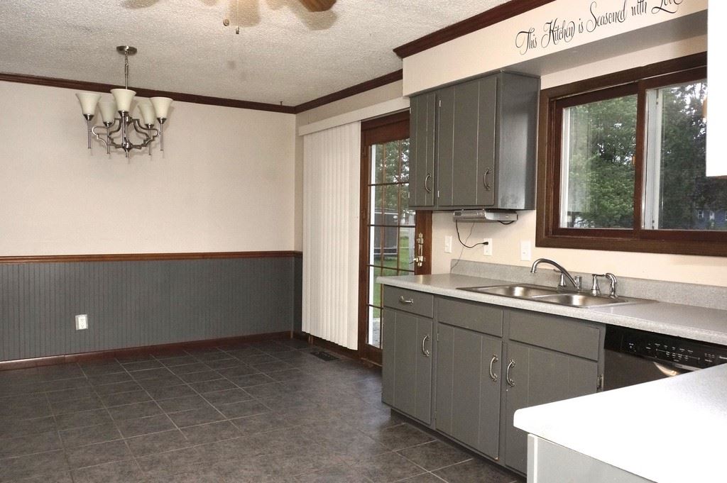 315 Rockingham Avenue Alma, MI 48801 - Photo 4 of 34 1818095-3.JPG