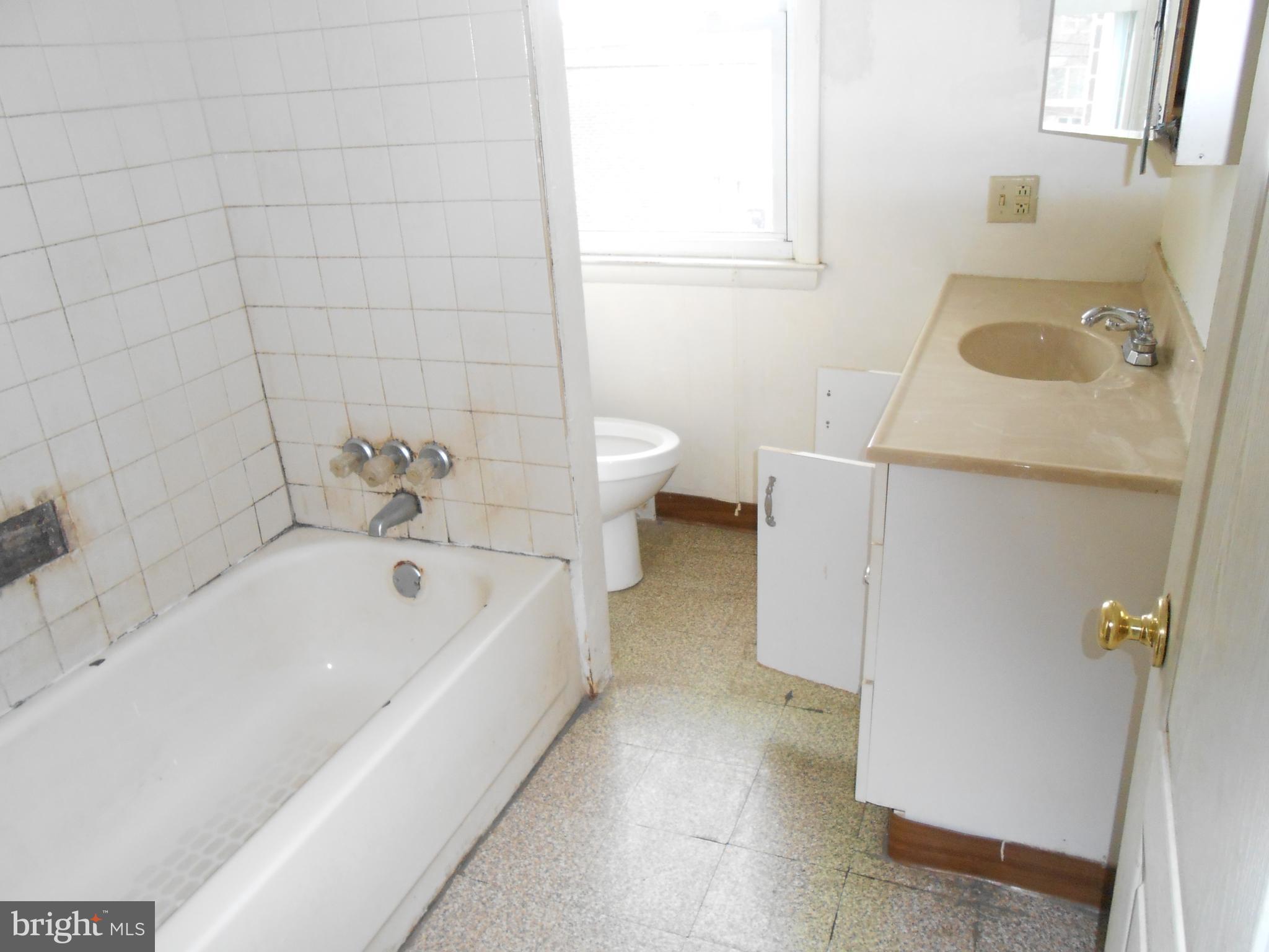 4211 Crest Heights Road Baltimore, MD 21215 - Photo 14 of 21 a bathroom with a sink and a bathtub