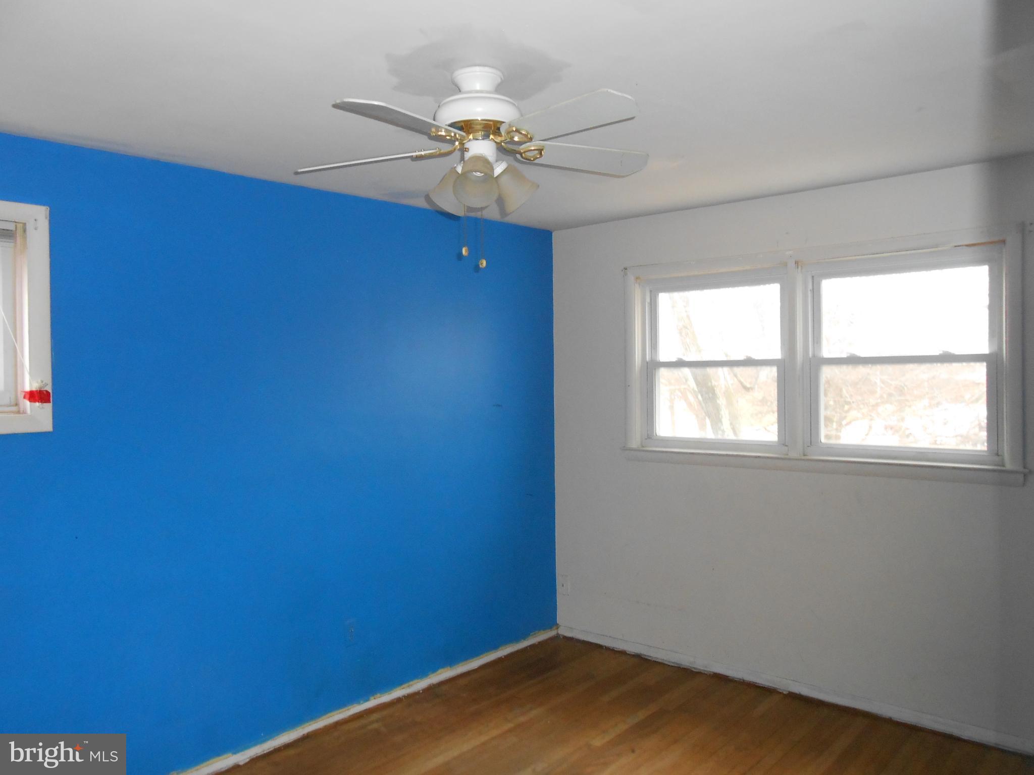 4211 Crest Heights Road Baltimore, MD 21215 - Photo 19 of 21 an empty room with a window