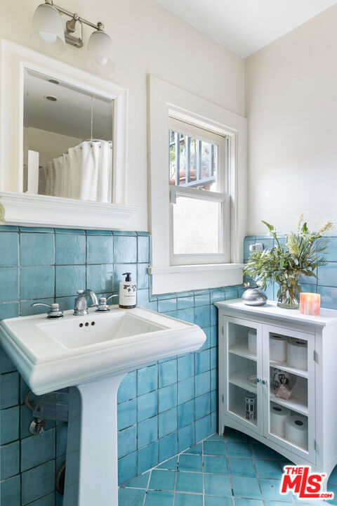 175 West Channel Road Santa Monica, CA 90402 - Photo 26 of 53 a bathroom with a sink and a mirror