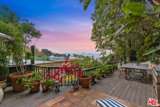 a view of a dinning tables and chairs in a patio