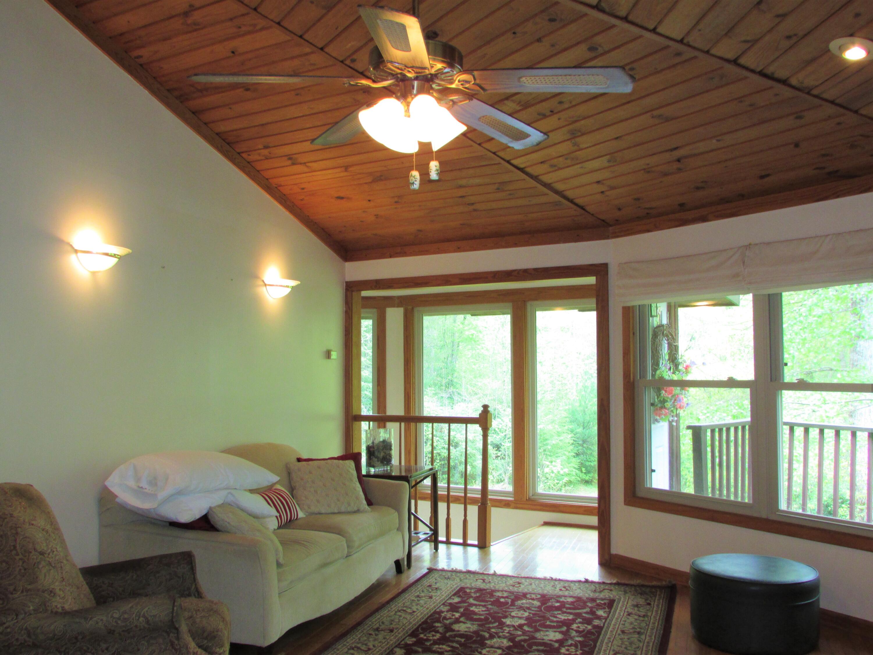 167 Violet Lane Hampton, TN 37658 - Photo 25 of 55 167 Violet Lane Hampton TN 37658 (39)