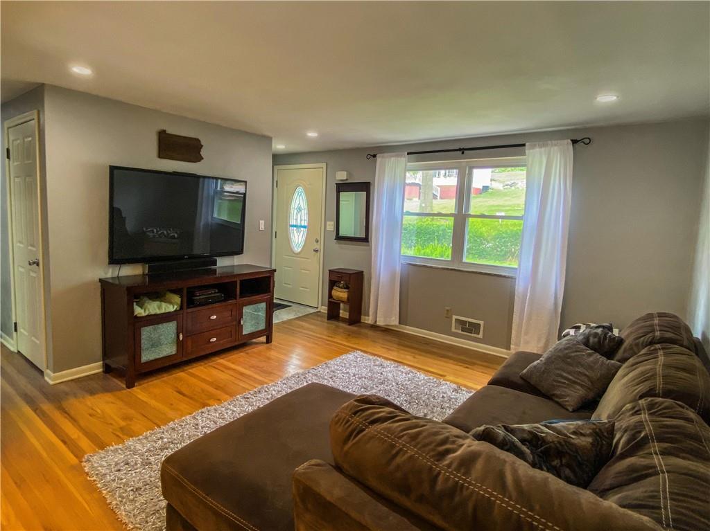 582 Filmore Road Pittsburgh, PA 15221 - Photo 3 of 25