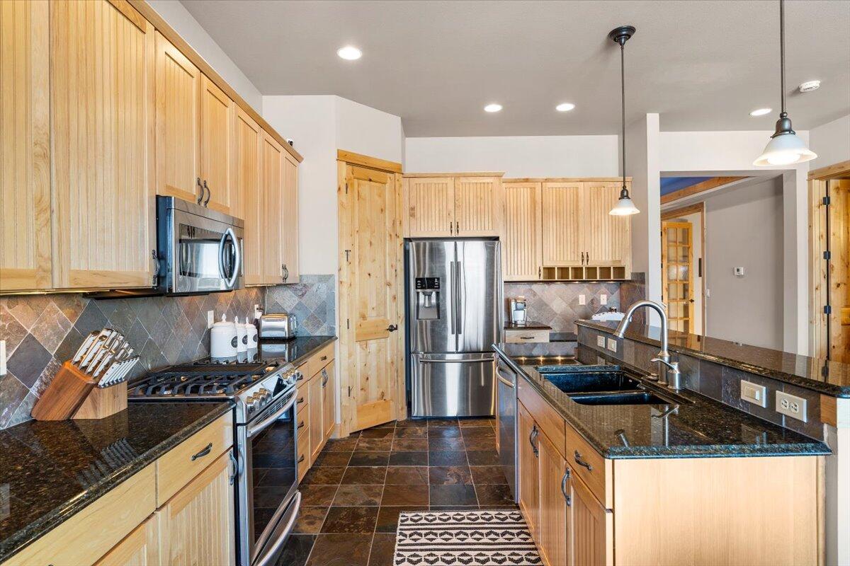941 Southwest Vantage Point Way Bend, OR 97702 - Photo 27 of 52 20-Kitchen