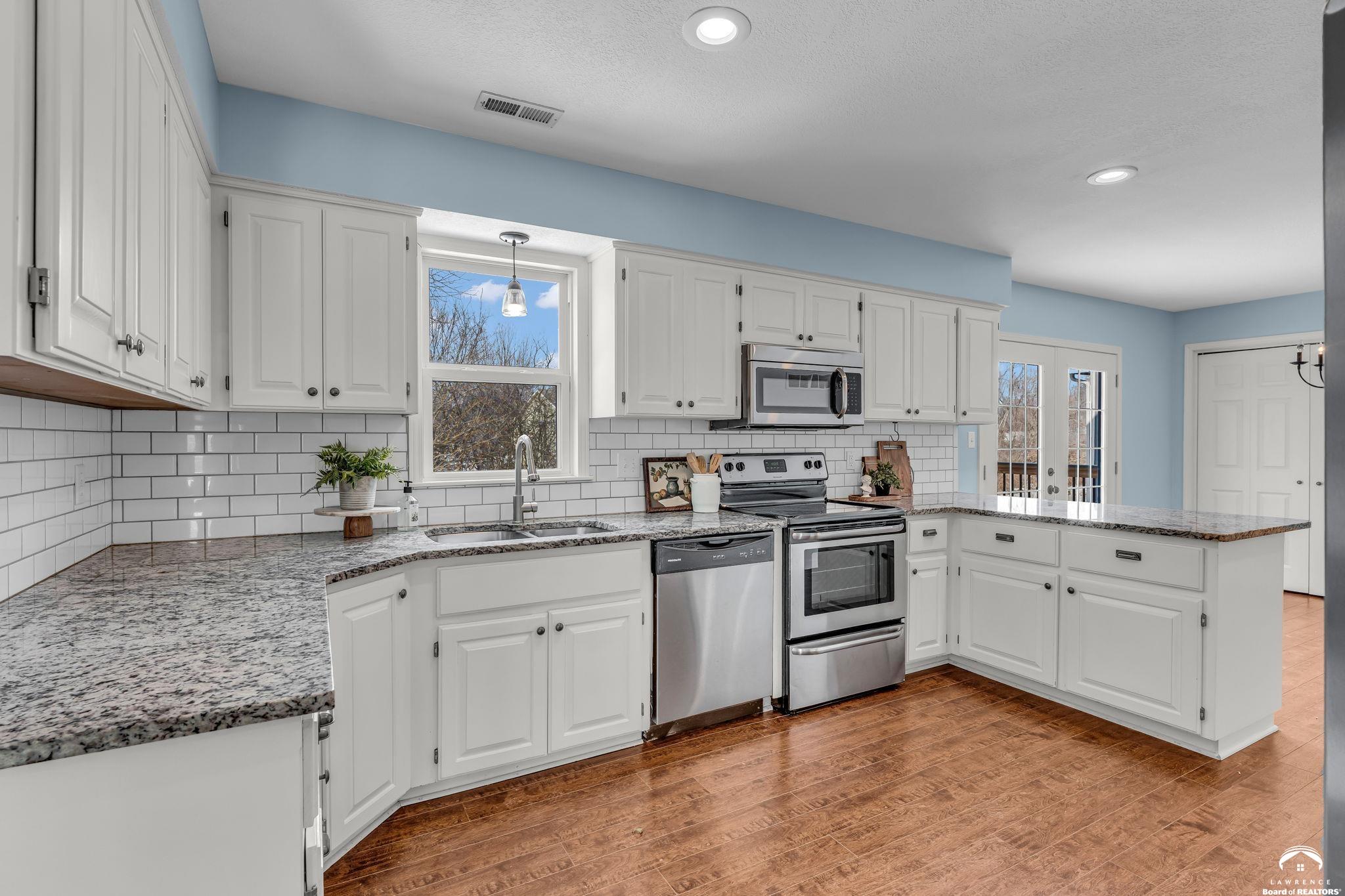 2921 South Kensington Road Lawrence, KS 66046 - Photo 10 of 42