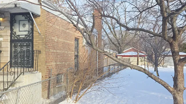 a view of entryway with a street