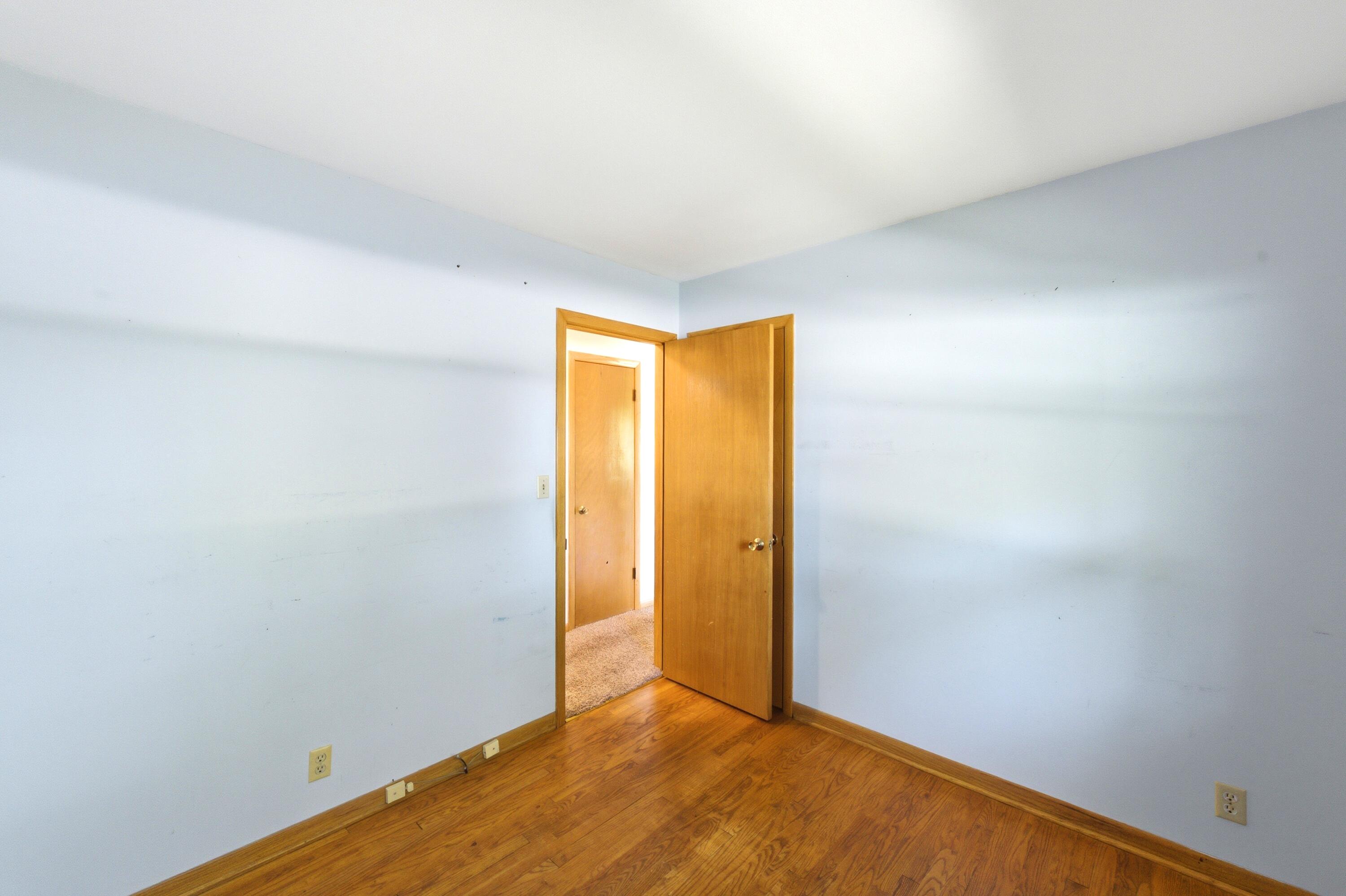 3520 Knoll Place Racine, WI 53403 - Photo 18 of 32 3rd Bedroom