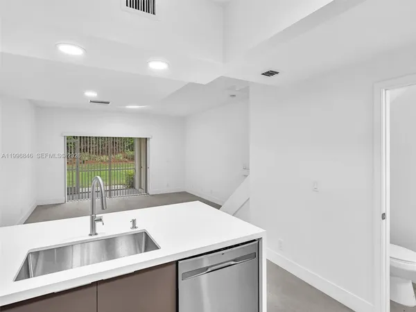 $2,425 | 8 Key W Court, Unit 8, Weston, FL 33326