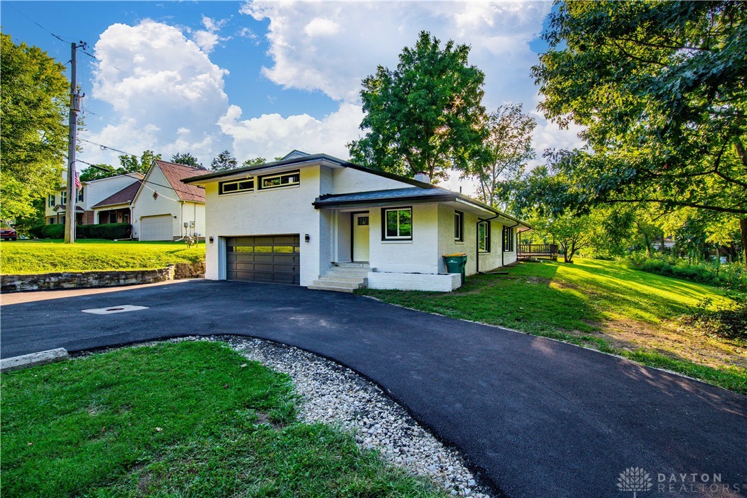 391 Darst Road Dayton, OH 45440 - Photo 2 of 37
