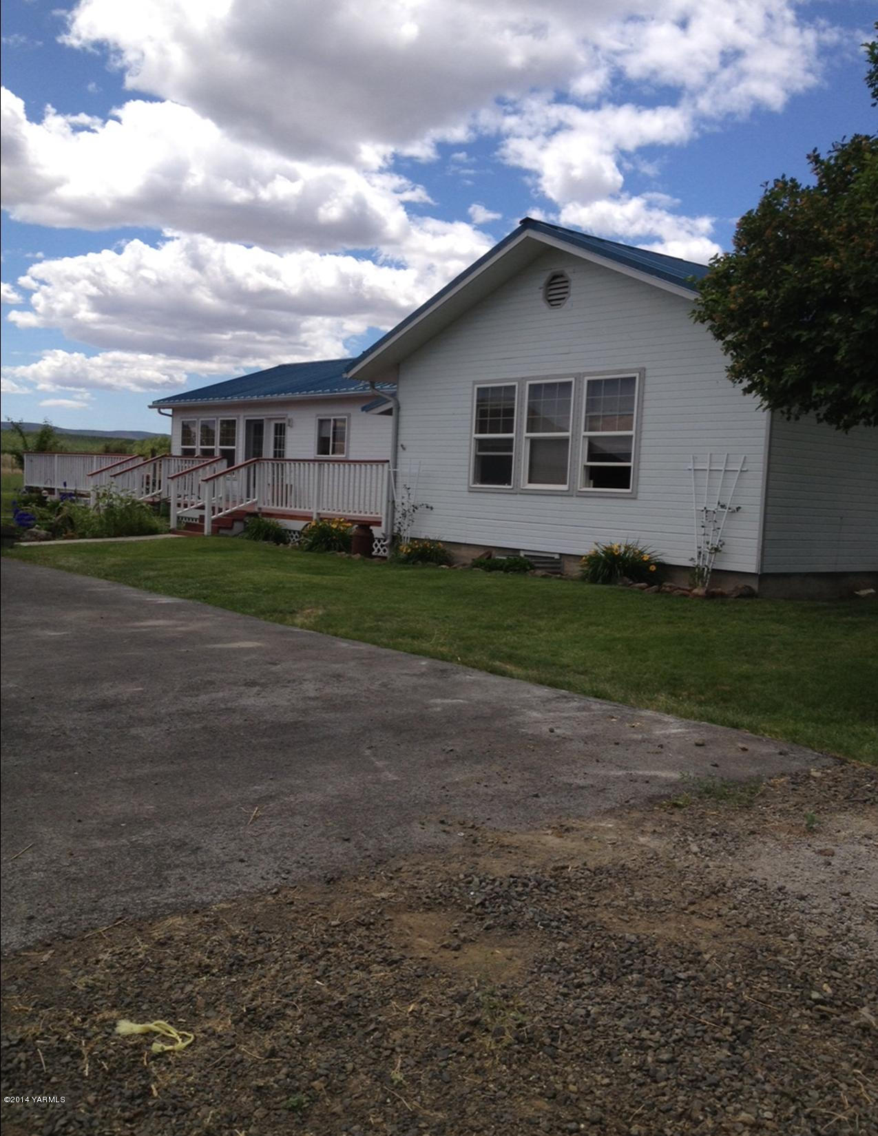 910 Willowlawn Road Yakima, WA 98908 - Photo 1 of 39 a front view of a house with garden
