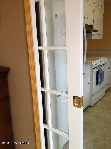 910 Willowlawn Road Yakima, WA 98908 - Photo 13 of 39 a view of washer and dryer