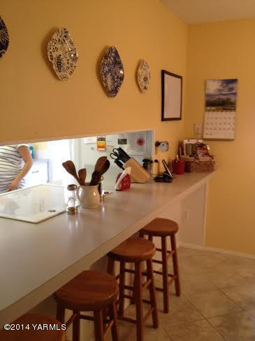 910 Willowlawn Road Yakima, WA 98908 - Photo 14 of 39 a view of a dining room with furniture and wooden floor