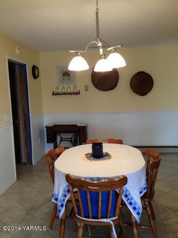 910 Willowlawn Road Yakima, WA 98908 - Photo 15 of 39 a dining room with furniture and chandelier
