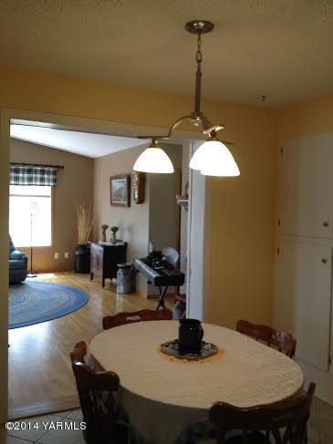 910 Willowlawn Road Yakima, WA 98908 - Photo 16 of 39 a dining room with furniture and a chandelier