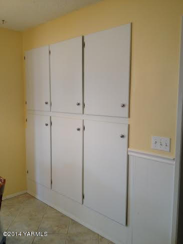 910 Willowlawn Road Yakima, WA 98908 - Photo 17 of 39 a view of cabinets