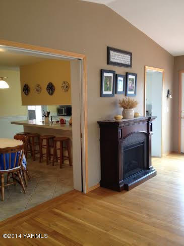 910 Willowlawn Road Yakima, WA 98908 - Photo 18 of 39 a living room with furniture and a wooden floor