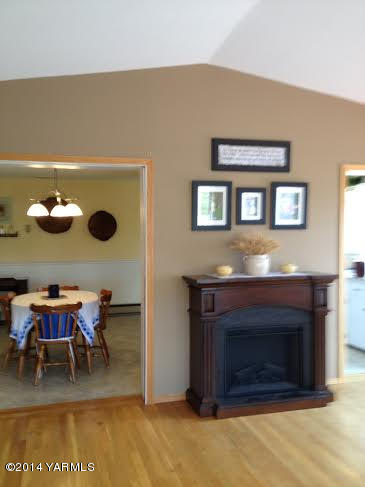 910 Willowlawn Road Yakima, WA 98908 - Photo 19 of 39 a living room with furniture and a fireplace