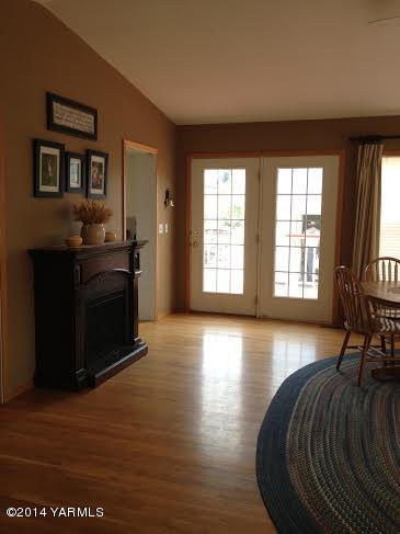 910 Willowlawn Road Yakima, WA 98908 - Photo 20 of 39 a living room with furniture and a fireplace