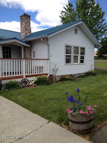 910 Willowlawn Road Yakima, WA 98908 - Photo 3 of 39 a front view of a house with a garden