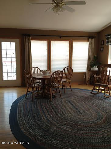 910 Willowlawn Road Yakima, WA 98908 - Photo 21 of 39 a dining room with furniture window and wooden floor
