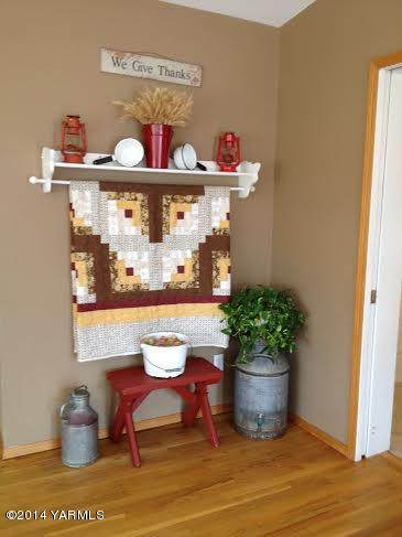 910 Willowlawn Road Yakima, WA 98908 - Photo 22 of 39 a room with a table and potted plants