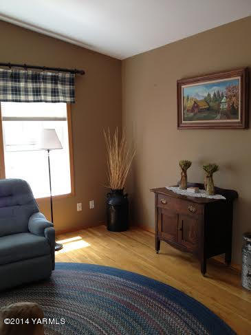 910 Willowlawn Road Yakima, WA 98908 - Photo 23 of 39 a living room with furniture