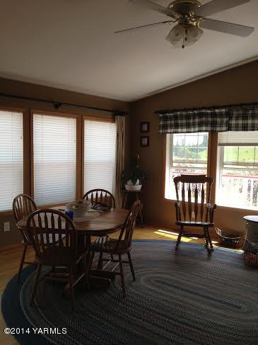 910 Willowlawn Road Yakima, WA 98908 - Photo 25 of 39 a dining room with furniture and window