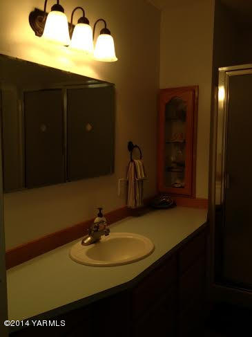910 Willowlawn Road Yakima, WA 98908 - Photo 27 of 39 a bathroom with a sink and a mirror