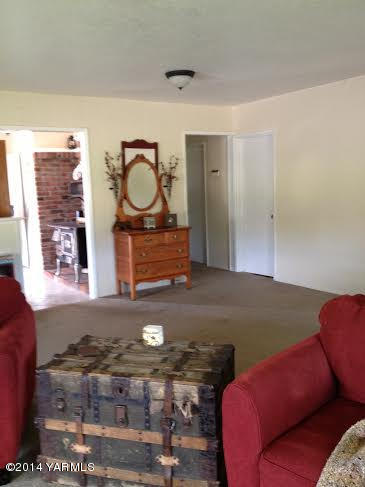 910 Willowlawn Road Yakima, WA 98908 - Photo 32 of 39 a living room with furniture