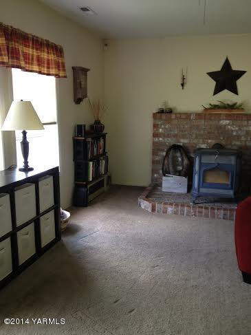910 Willowlawn Road Yakima, WA 98908 - Photo 33 of 39 a living room with furniture and a fireplace