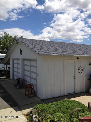 910 Willowlawn Road Yakima, WA 98908 - Photo 38 of 39 a backyard of a house