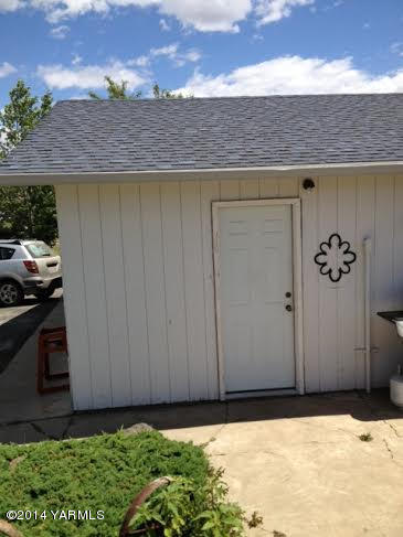 910 Willowlawn Road Yakima, WA 98908 - Photo 39 of 39 a view of wooden door
