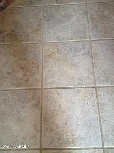 910 Willowlawn Road Yakima, WA 98908 - Photo 6 of 39 a bathroom with a shower