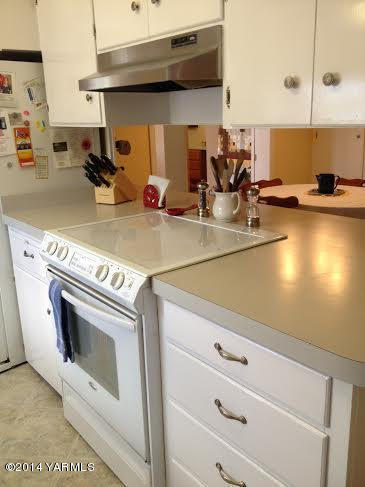 910 Willowlawn Road Yakima, WA 98908 - Photo 8 of 39 a kitchen with a stove and a sink
