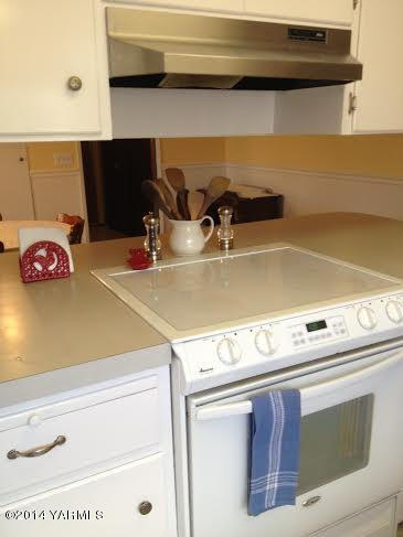 910 Willowlawn Road Yakima, WA 98908 - Photo 9 of 39 a close view of utility room
